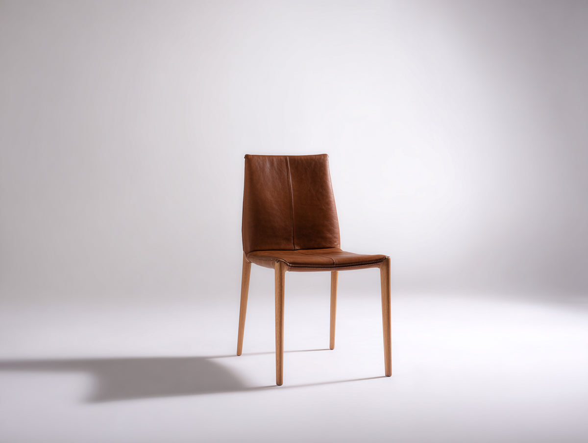Silla de comedor tapizada en cuero 48x55x90 cm - Marrón coñac-Madera natural - Diseño moderno con respaldo alto